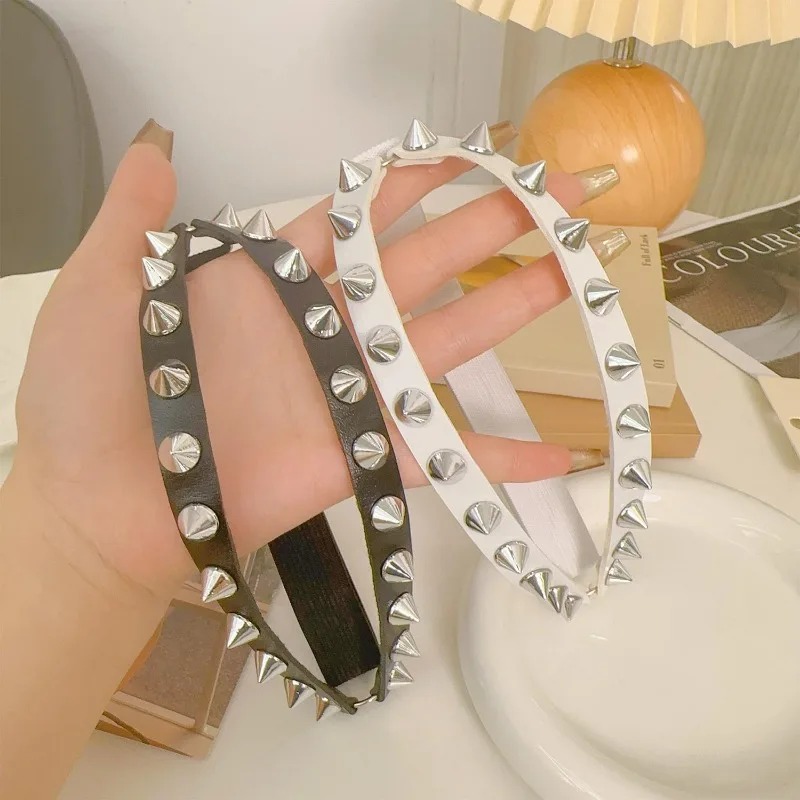 حزام فخذ نسائي بمسامير مخروطية - مراجعة Body Jewelry Leg Chain وسعره